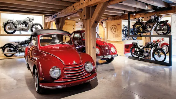 Ein IFA F9 und ein DKW F91 sowie verschiedene Motorräder in der Dauerausstellung des PS.Speicher in Einbeck.