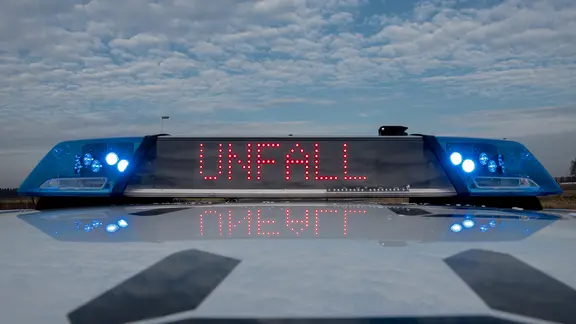 Ein Polizeischild mit Blaulicht und dem Hinweis "Unfall"