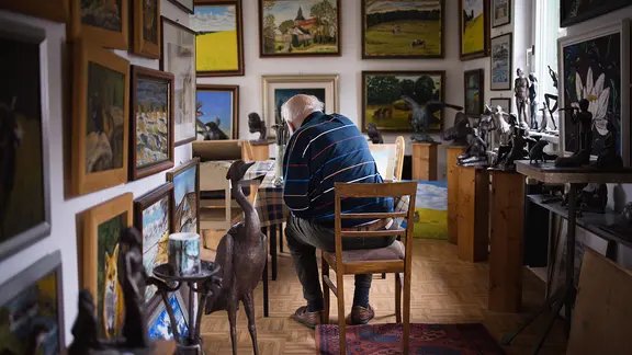 Die Welt der 100-Jährigen: Eckhardt Erbguth, geboren 1923 - hier in seinem Atelier in Dabel -, gibt in der NDR Dokumentation "Ein Jahrhundertleben" Einblicke in sein bewegtes Leben.