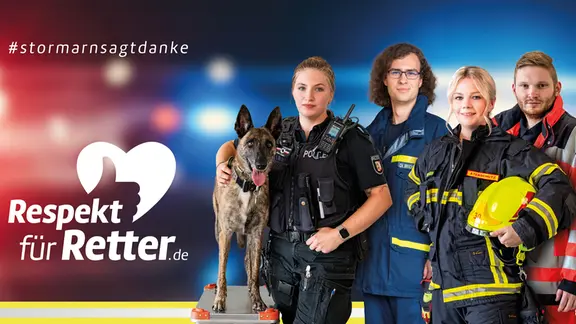 Vier Personen haben Kleidung für Rettungskräfte an und lächeln in die Kamera