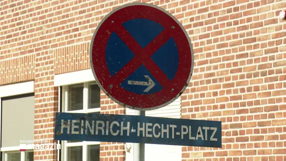 Straßenschild mit dem Namen: "Heinrich-Hecht-Platz".