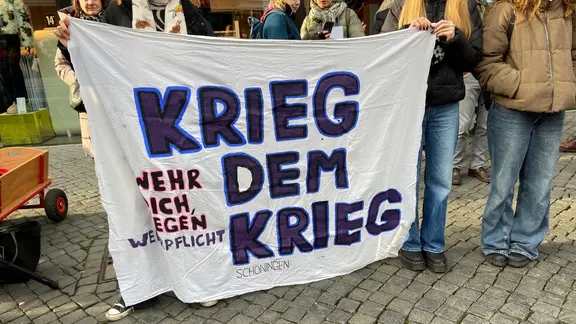 Menschen demonstrieren in Braunschweig gegen die Wehrpflicht