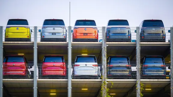 Elektroautos stehen auf einem verikal ausgerichteten Parkplatz