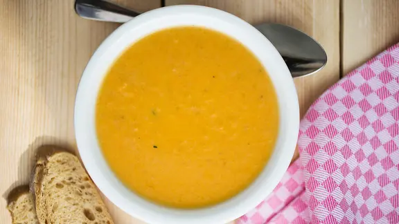 Kürbissuppe mit Ingwer auf einen Teller.