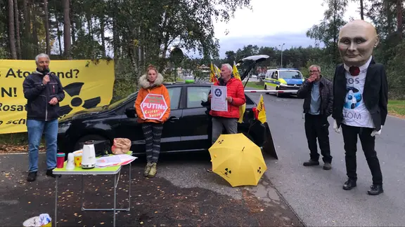 Menschen protestieren vor der Brennelementefabrik in Lingen.