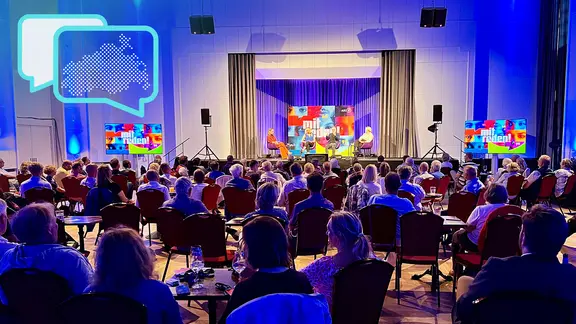 Das Panel der Veranstaltung "Mitreden!" live vor Ort in Rostock-Warnemünde
