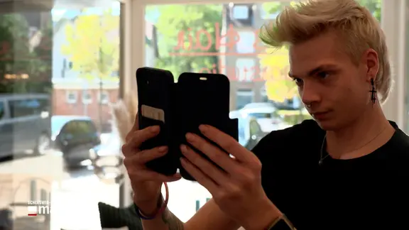 Ein mann macht ein Foto mit einem Smartphone