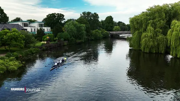 Ein Ruder-Vierer fährt über die Alster.