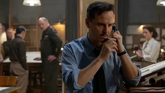 Szene aus dem Film "Pressure": Ein Mann spricht besorgt in einen Telefonhörer.