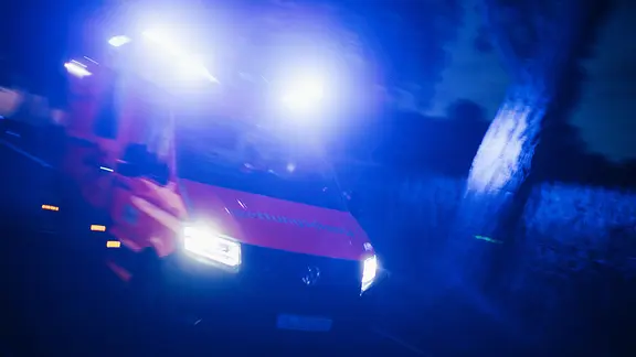 Rettungswagen fährt bei Dunkelheit (Themenbild)