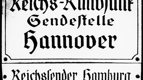Firmenschild des Reichsrundfunks, Sendestelle Hannover, mit Lettern in Fraktur.