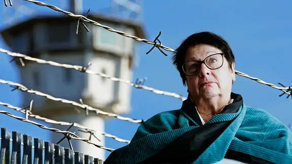 Nicole schaut in die Kamera.