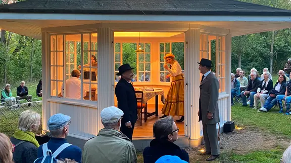 Szene aus "Der Friede von Voelksen" im Freilufttheater umringt von Zuschauern