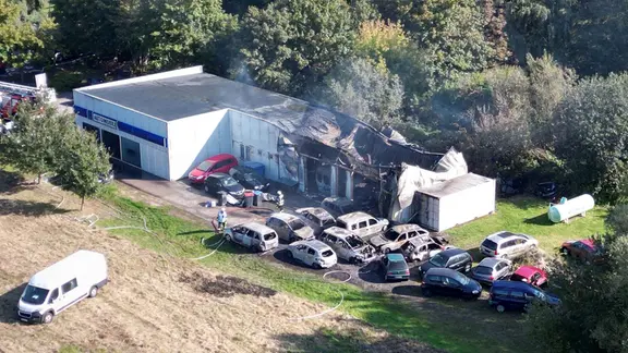 Ein Autohaus in Bützow brennt.