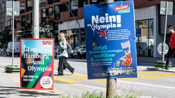 Plakate für und gegen die Hamburger Olympia-Bewerbung.