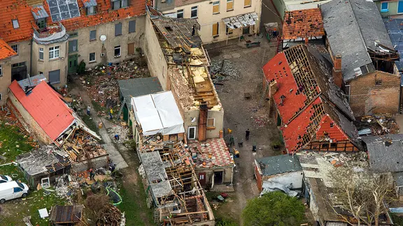 Am Tag nach dem schweren Tornado in der Kleinstadt Bützow (Mecklenburg-Vorpommern) räumen Anwohner, Helfer und Feuerwehrleute am 06.05.2015 Dachbalken und Ziegelsteine von zerstörten Häusern in der Altstadt.