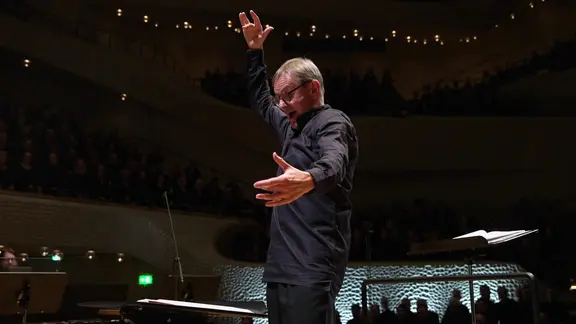 Der Dirigent Simon Halsey bei einem Konzert