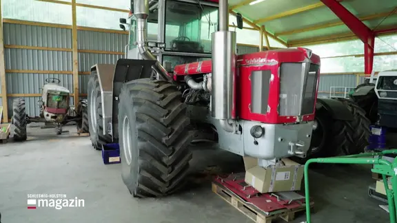 Ein Traktor in einer Halle.