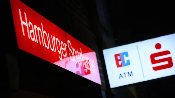 Leuchtreklame der Hamburger Sparkasse an der Fassade der Filiale.