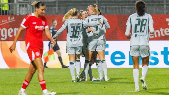 Spielerinnen des VfL Wolfsburg bejubeln einen Treffer