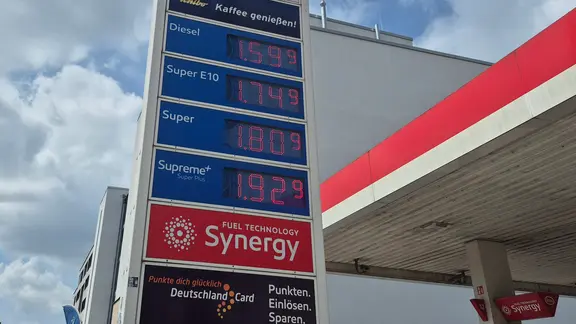 An einer Tankstelle in Hamburg sind die aktuellen Preise für Super und Diesel angezeigt.
