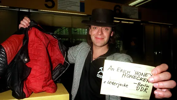 Udo Lindenberg schickt Erich Honecker am 10. Juni 1987 anlässlich der Vorkommnisse am Brandenburger Tor einen offenen Brief und eine Lederjacke.