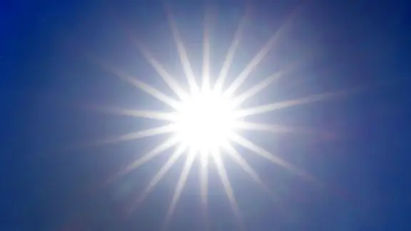 Die Sonne strahlt von einem wolkenlosen Himmel