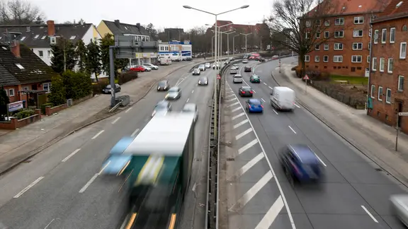 Autos und Lastwagen fahren auf dem Theodor-Heuss-Ring in Kiel.