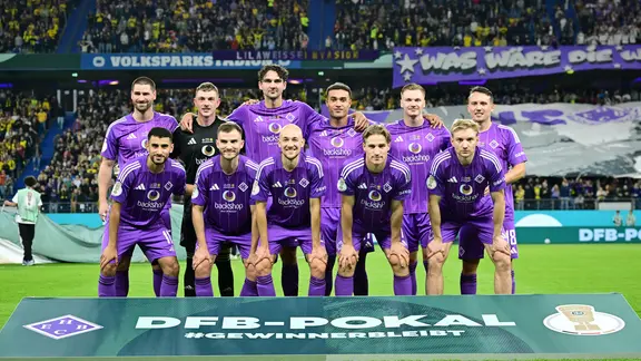 Die Spieler des HEBC stehen für ein Teamfoto zusammen.