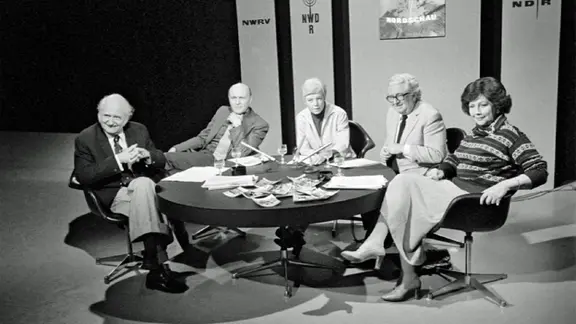 Eine Gesprächsrunde. v.l.: Walter Menningen, Horst Seifert, Ingrid Lorenzen, Rüdiger Proske und Helga Norden. (1960)