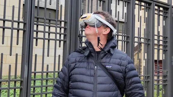 Ein Mann trägt eine Virtual-Reality-Brille und schaut nach oben