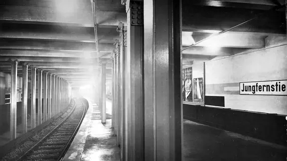 Undatierte Aufnahme der Hochbahn-Haltestelle Jungfernstieg.