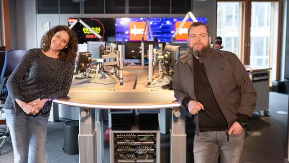Elke und Jens aus dem NDR 2 Morgen Team im NDR 2 Studio