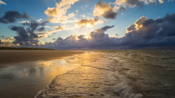 Sonnenuntergang mit Regenwolken auf Baltrum.