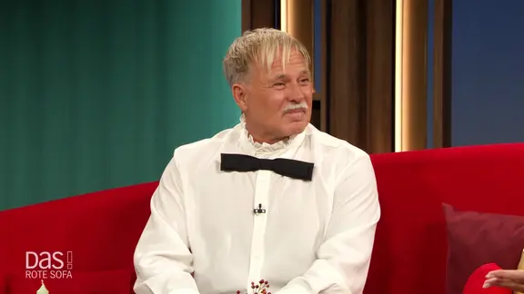 Hochzeitsplaner Frank "Froonck" Matthée auf dem Roten Sofa.