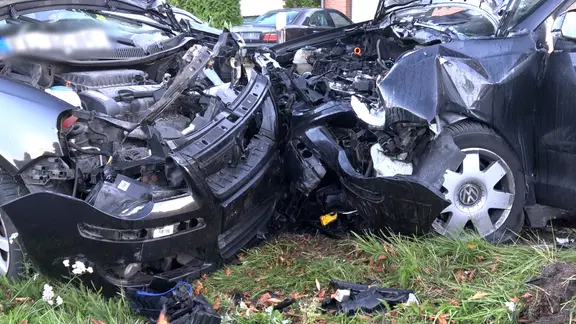 Das Bild zeigt zwei Fahrzeuge nach einem Unfall in Rhede.