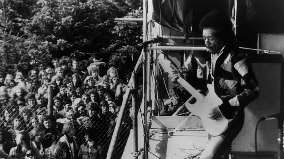 Jimi Hendrix tritt 1970 beim Pop-Festival "Love and Peace" auf der Ostseeinsel Fehmarn auf.