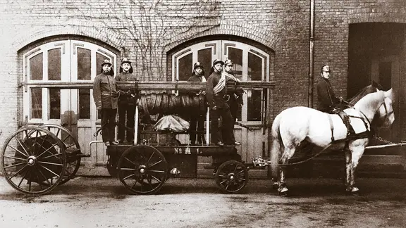 Pferde-Löschwagen vor der Feuerwache an der Spitalerstraße 1872