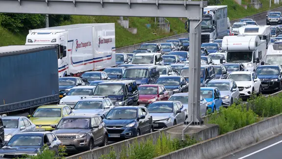 Teils stockender Verkehr und Stau auf der Autobahn A7 in Hamburg.