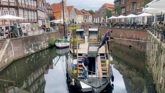 Zwei Männer auf dem Giek-Ewer "Frieda"