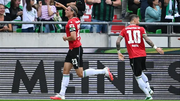 Hannovers Stefan Teitur Thordarson (l.) bejubelt seinen Treffer