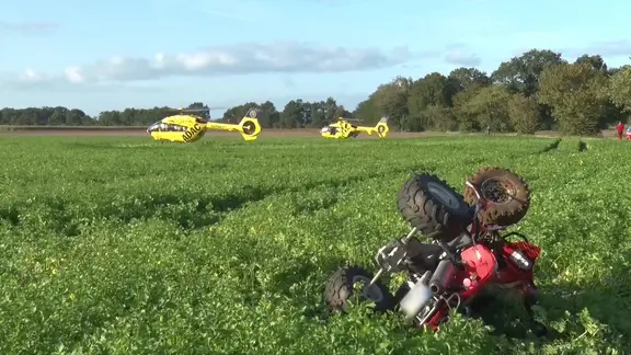 Ein Quad liegt nach einem Unfall auf einem Feld.