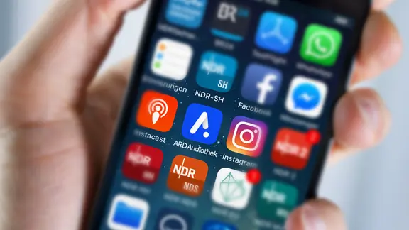 Hand hält Smartphone