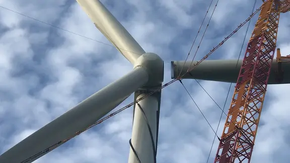 Der Rotor eines Windrads wird montiert.