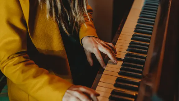 Frau spielt am Klavier