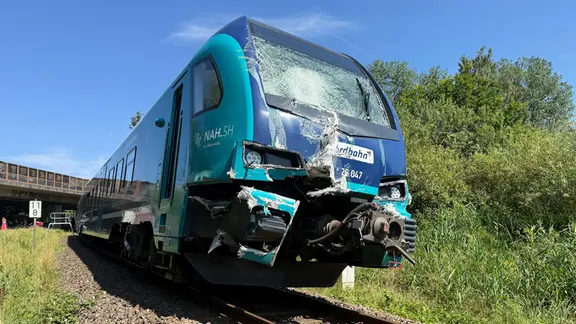 Ein demolierter Zug der Nordbahn steht auf den Gleisen bei Achterwehr.
