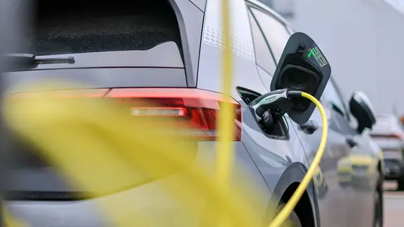 Ein Elektrofahrzeug von Volkswagen wird geladen.