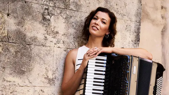 Ksenija Sidorova posiert mit Akkordeon