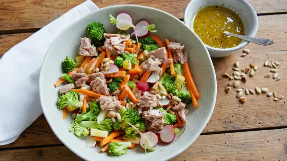 Eine Schale mit Brokkoli-Thunfisch-Salat.