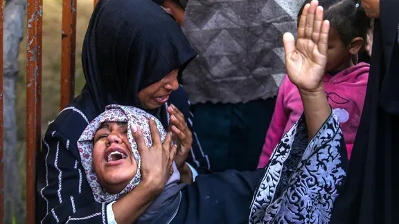 Palästinenser trauern weinend um ein getötetes Kleinkind nach einem israelischen Angriff in Chan Junis im Gazastreifen.